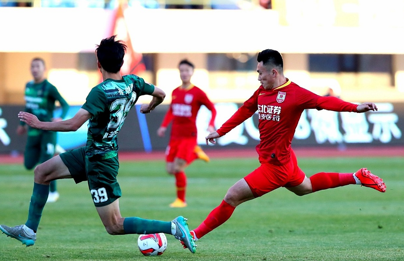 卡尔斯鲁厄保级关键战,德甲升降级悬念持续升温    卡尔斯鲁厄保级关键战,德甲升降级悬念持续升温